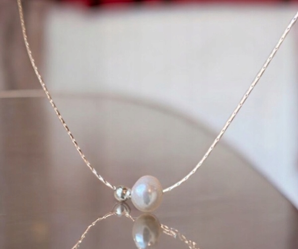 Naszyjnik z perłą dla kobiet - klasyka i szyk
