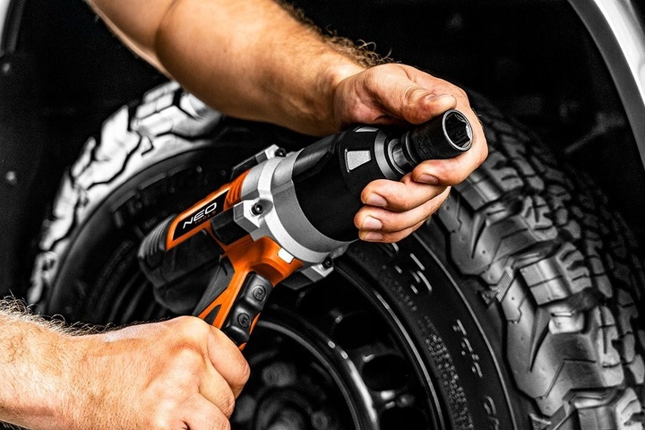 NEO KLUCZ UDAROWY ELEKTRYCZNY 1020W 950Nm 1/2" 04-720 2 BIEGI + 4 NASADKI