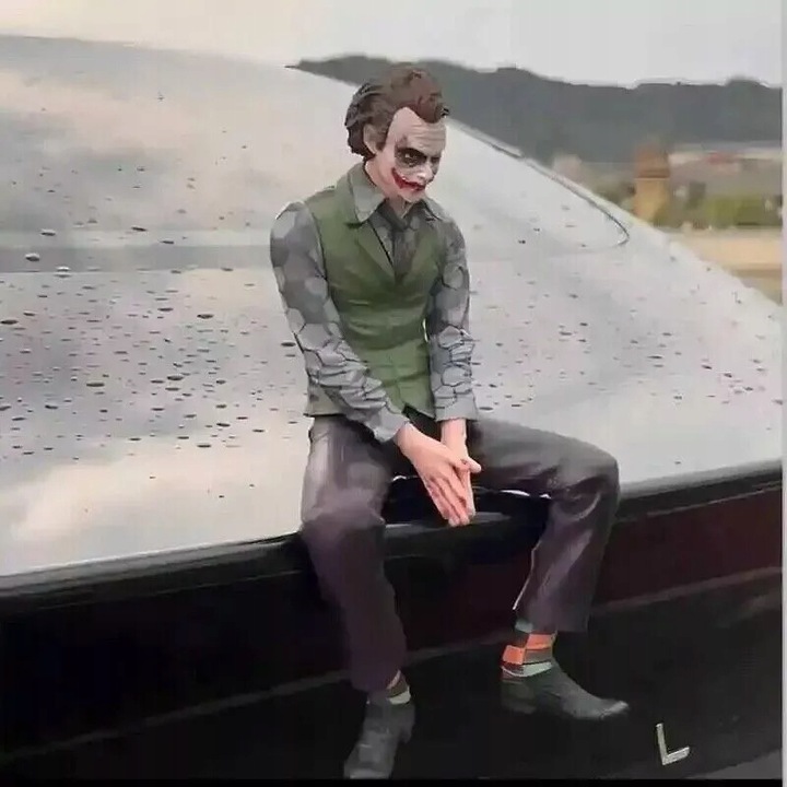 FIGURKA JOKER 27CM Z MASKĄ I PODSTAWKĄ DEKORACJA DO SAMOCHODU I PÓŁKI