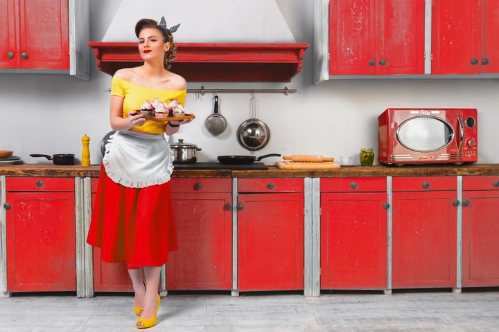 KUCHENKA MIKROFALOWA GRILL MIKROFALÓWKA RETRO 1000W 23L CZERWONA MIKROFALA