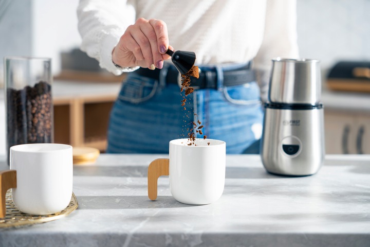 Młynek do kawy i spieniacz do mleka First Austria