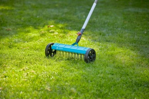 Wertykulator na kółkach do oczyszczania trawnika po zimie 3395 Gardena