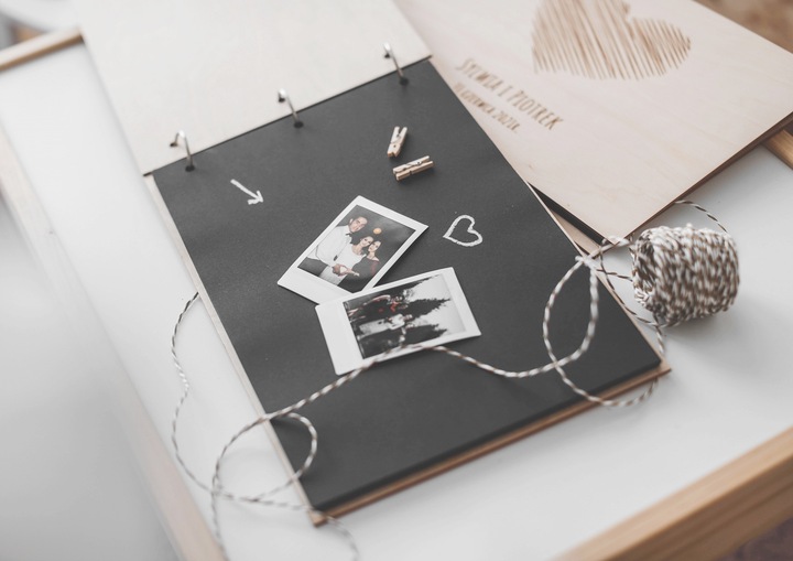 DREWNIANY ALBUM NA ZDJĘCIA PERSONALIZOWANY GRAWER