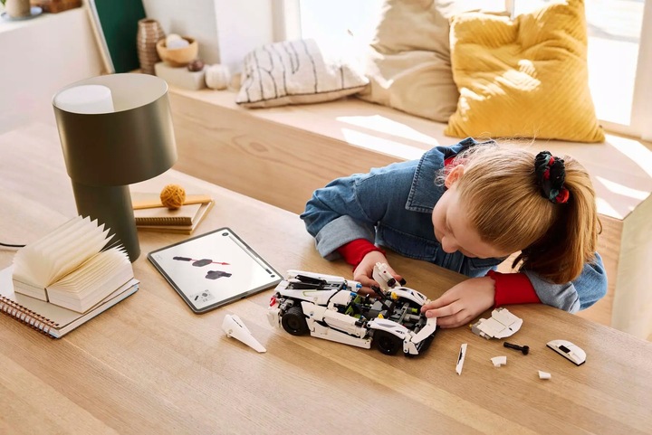 LEGO Technic 42184 Biały hipersamochód Koenigsegg Jesko Absolut