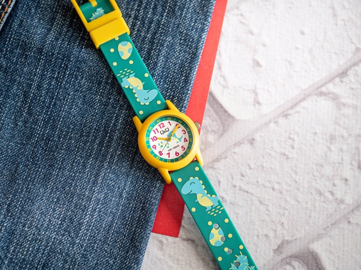 DZIECIĘCY ZEGAREK QQ V22A-023VY DLA CHŁOPCA Z DINOZAUREM DO NAUKI NA BASEN