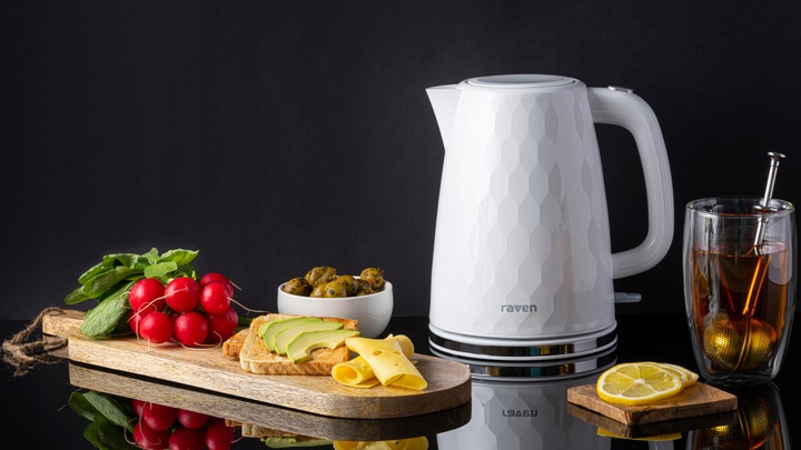 Biały Czajnik elektryczny RAVEN EC025B 1,7 l 2200W