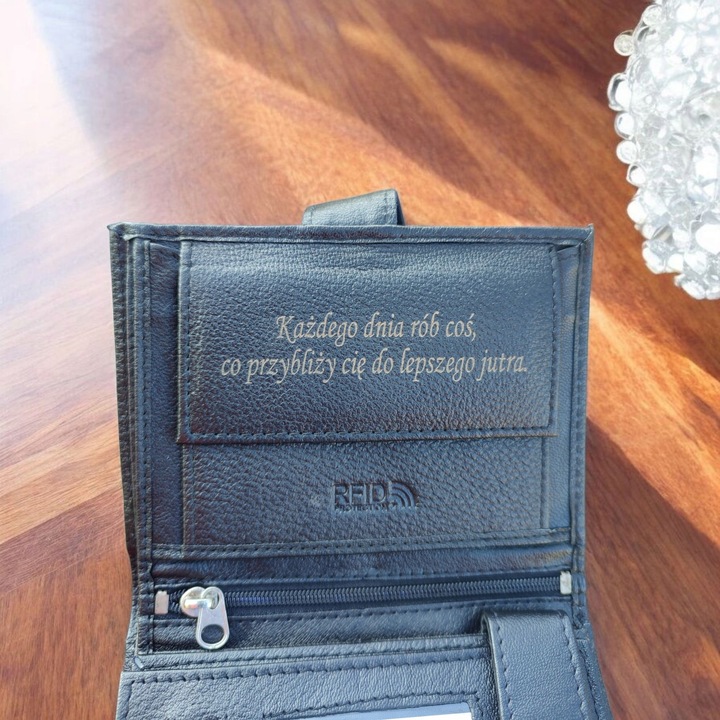 PREZENT NA DZIEŃ CHŁOPAKA TATY SKÓRZANY PORTFEL Z GRAWEREM MĘSKI DLA NIEGO