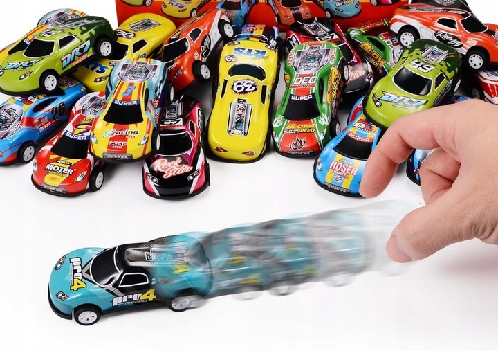 DUŻY ZESTAW SAMOCHODÓW METALOWE RESORAKI W WALIZCE AUTKA AUTKO Z NAPĘDEM