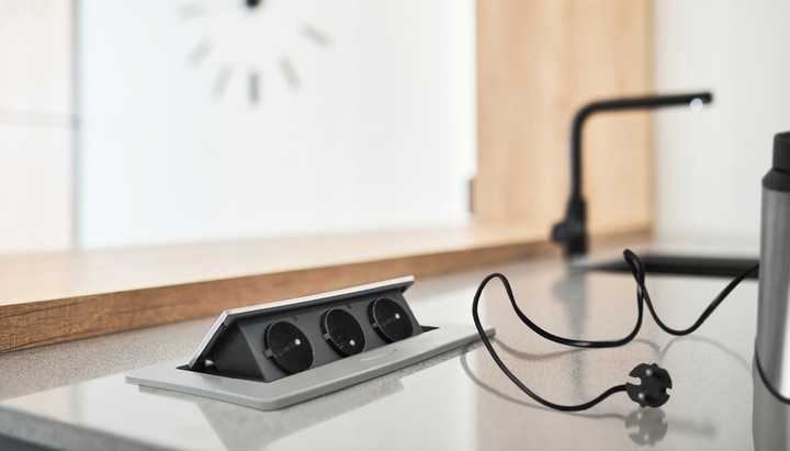 gniazdo wpuszczane chowane w blat potrójne stalowe Srebrne gniazdo meblowe