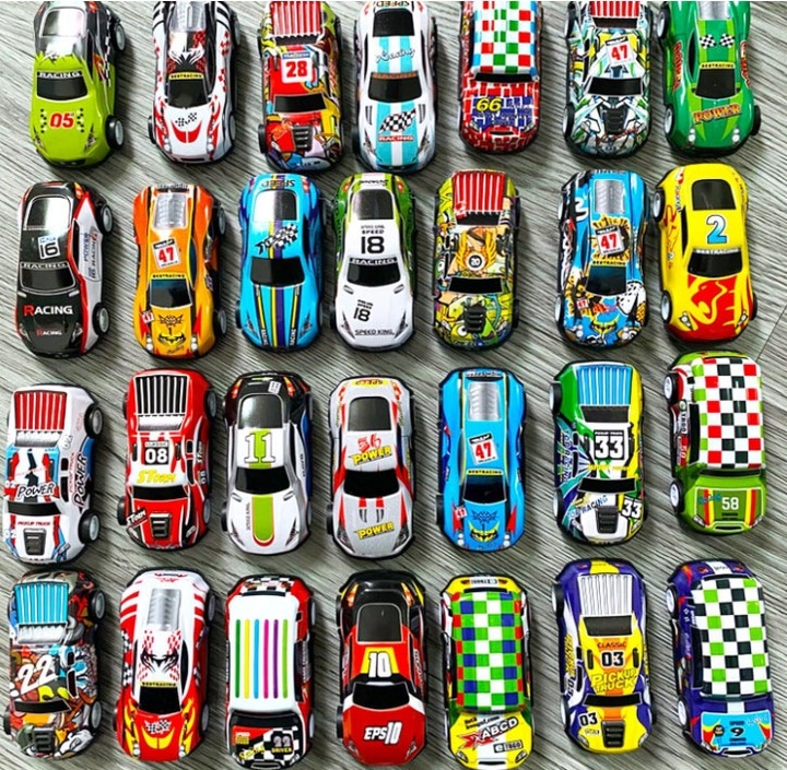 DUŻY ZESTAW SAMOCHODÓW METALOWE AUTKA RESORAKI AUTKO Z NAPĘDEM + AKCESORIA