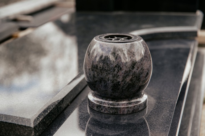 Ekskluzywny Wazon na Pomnik Wazon na Nagrobek Granitowy Fioletowy (Orion)