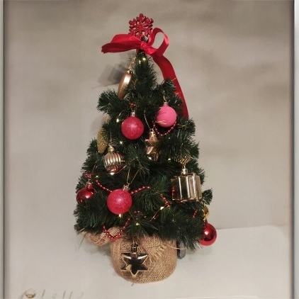 Choinka sztuczna mała ubrana na pniu z jutą i dekoracjami LED 45cm