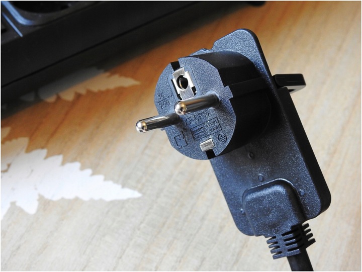 Przedłużacz z PŁASKĄ wtyczką Listwa zasilająca 4 GNIAZDA czarny 2m