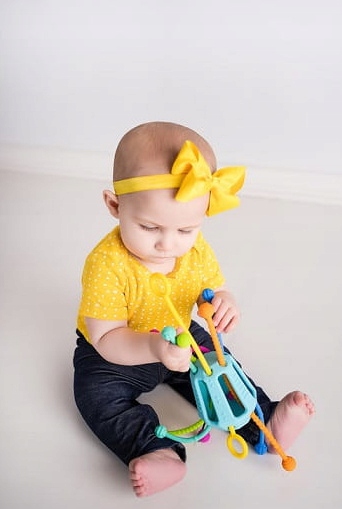 PRZECIĄGANIEC ZIPPEE ZABAWKA SENSORYCZNA prezent dla dzieci 18m+ MOBI