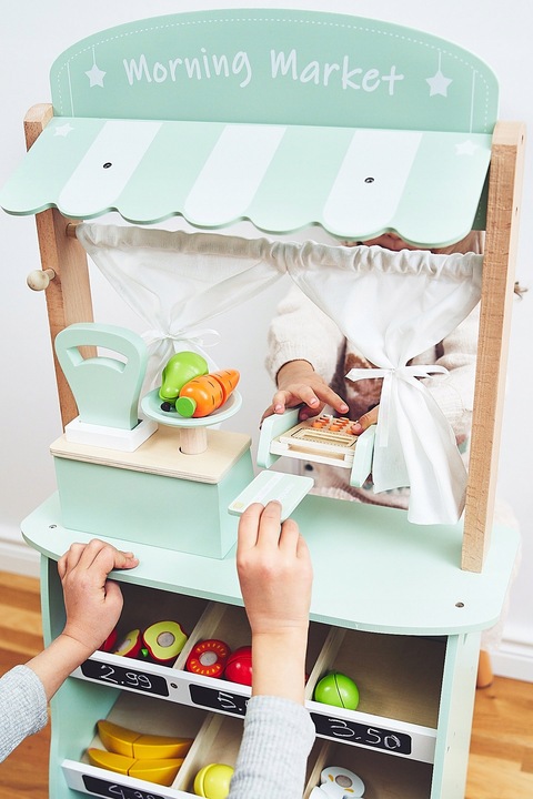 Duży drewniany sklep stragan teatr waga terminal płatniczy warzywa i owoce