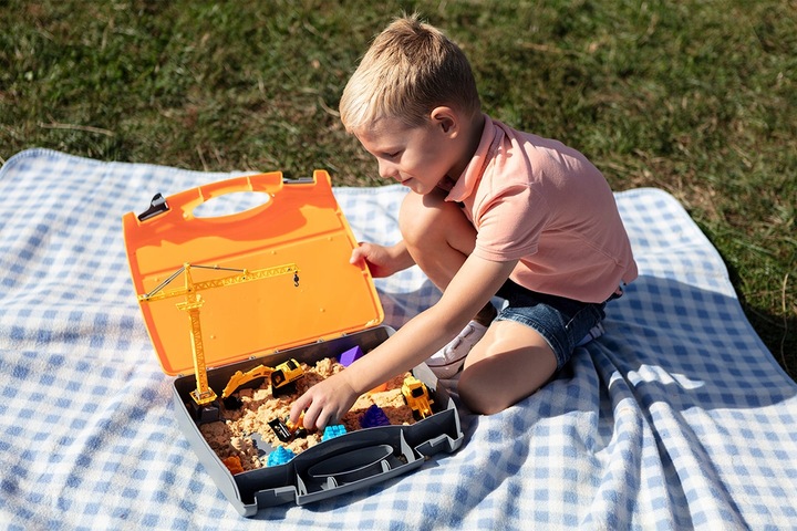 Plac budowy piasek kinetyczny dźwig pojazdy budowlane zabawka w walizce NEO