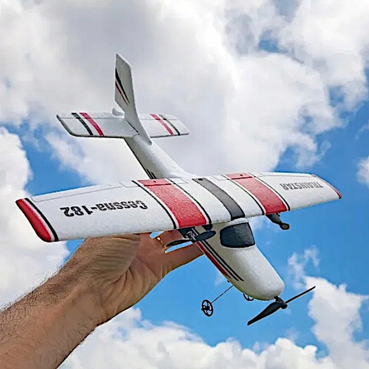 SAMOLOT ZDALNIE STEROWANY LATAJĄCY SZYBOWIEC RC MODEL CESSNA 182 PILOT 2,4