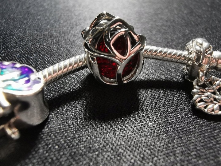 Charms Zawieszka Kwiat Charms Czerwona Róża Charmsy MODA TRUSKY