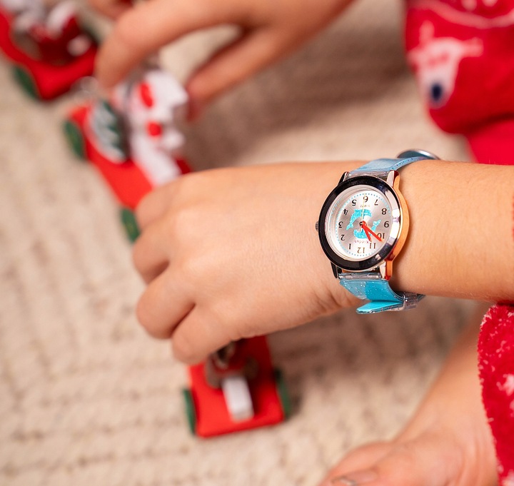 Girls' wrist watch with glitter. Includes exercises for learning the time.
