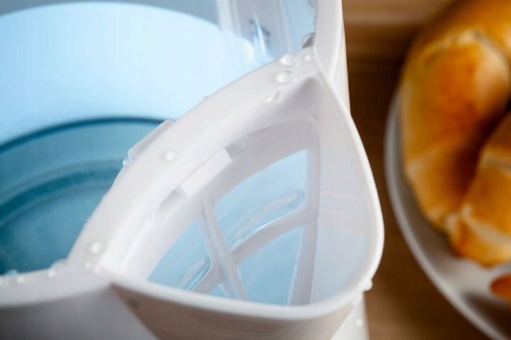 CZAJNIK ELEKTRYCZNY BEZPRZEWODOWY BIAŁY 2000W 1,8l STRIX ELDOM C240SB