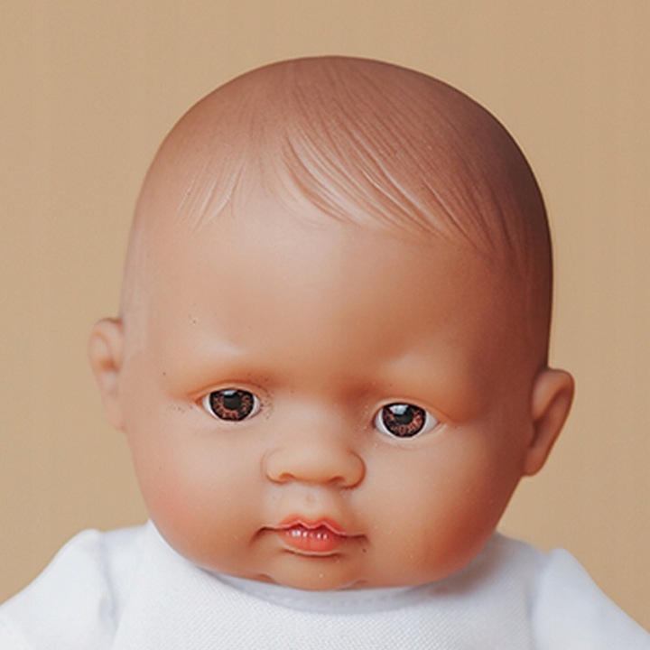 Lalka Miniland mały Latynos w ubranku 21 cm My Friends & Me 33005