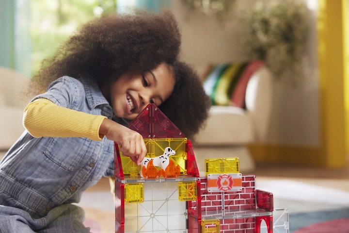 KLOCKI MAGNETYCZNE KONSTRUKCYJNE REMIZA STRAŻACKA Z WOZEM 50 EL MAGNA TILES