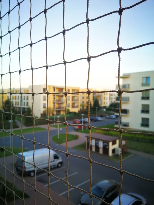 ZESTAW GRUBA SIATKA DLA KOTA NA ZACZEPY 2 x 1.5 m OCZKO 40 mm BEZ WIERCENIA