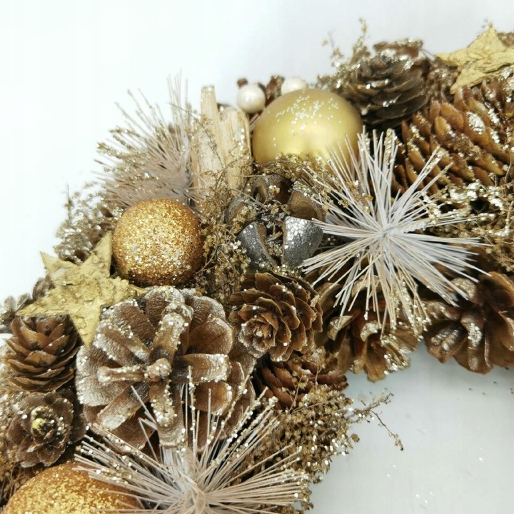 Ręcznie robiony wieniec świąteczny 34 cm złoty stroik z szyszek i bombek
