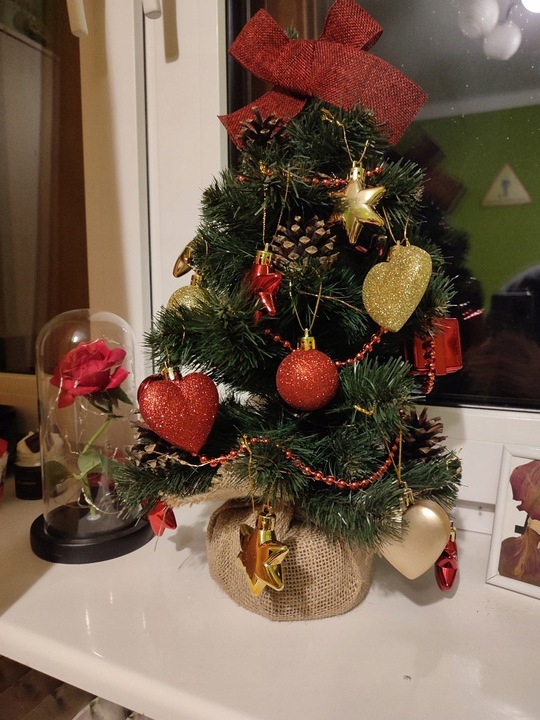 Choinka sztuczna mała ubrana na pniu z jutą i dekoracjami LED 45cm