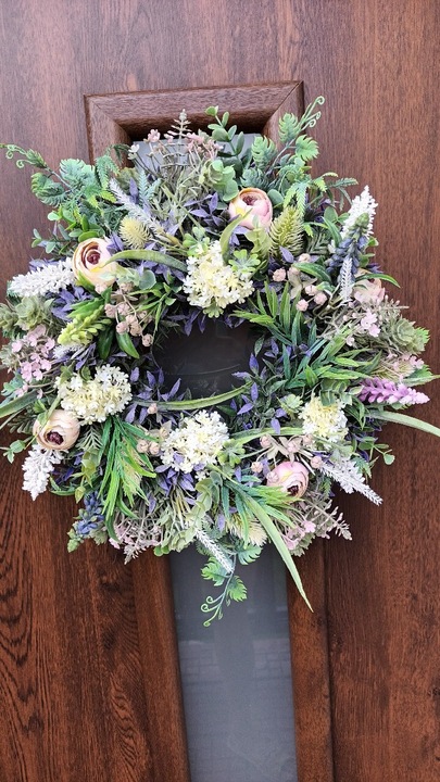 Wianek całoroczny na drzwi , stół.