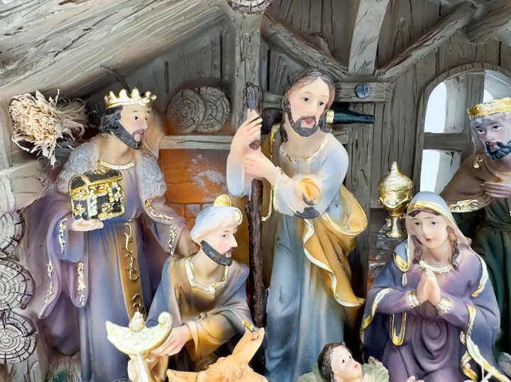 SZOPKA BOŻONARODZENIOWA KAMIENNA 38 CM Z OŚWIETLENIEM I FIGURAMI STAJENKA