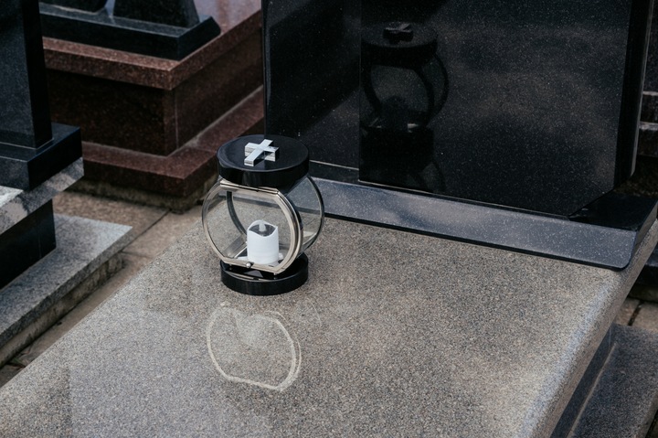 Lampion Na Pomnik Na Nagrobek srebrny stal nierdzewna + czarny granit