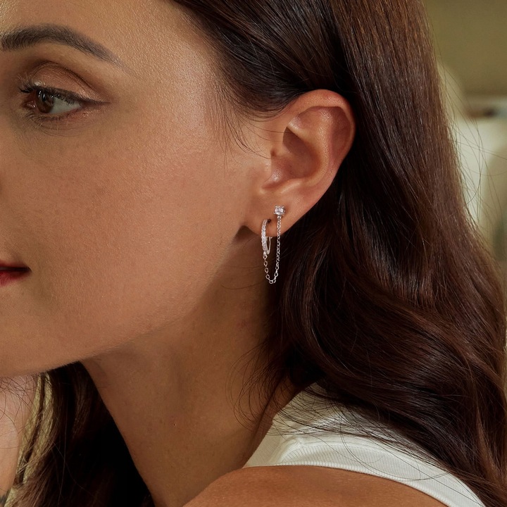 K570 Kolczyki z kryształkami połączone łańcuszkiem srebrne zatrzask sztyft