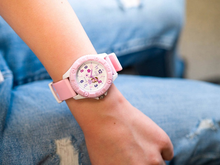 ZEGAREK QQ VQ96J027Y DLA DZIEWCZYNKI Z KSIĘŻNICZKĄ