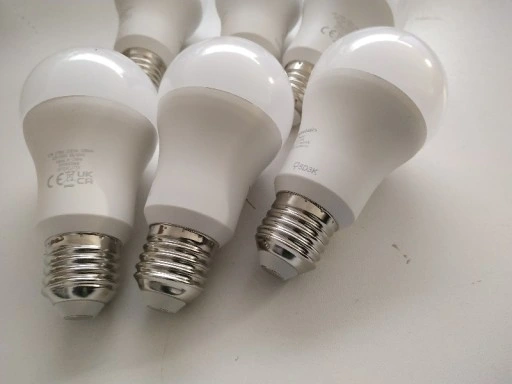 ŻARÓWKI LED AMAZON BASICS CIEPŁY BIAŁY E27 6 SZTUK