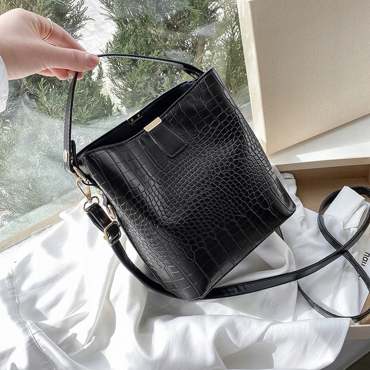 Torebka Damska Czarna na Ramię Elegancka Lakierowana Skóra Węża Ekologiczna