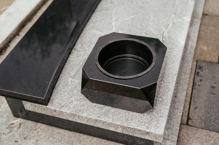 Ekskluzywna Misa Granitowa Nagrobna na Pomnik Na Cmentarz Szara 15x25cm