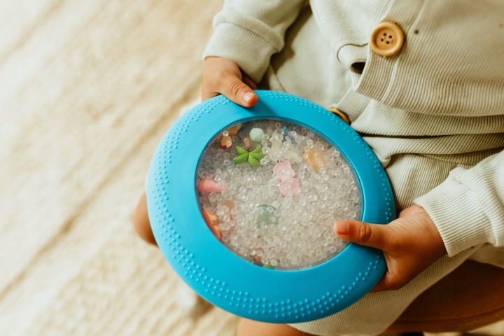 Jellystone Sensoryczny dysk z figurkami A-Ku-Ku! Peekaboo motyw Plaża Beach