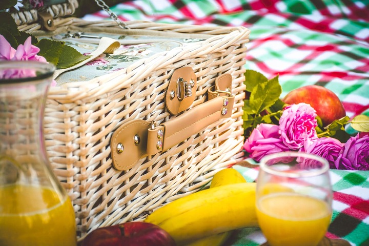 Kosz piknikowy z wikliny termotorba sztućce dla 2 osób praktyczny prezent