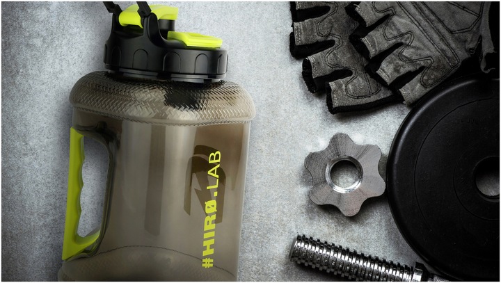 WATER JUG NA WODĘ BIDON BUTELKA Z MIARKĄ 1,89l WBUDOWANY POJEMNIK hiro