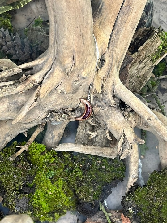 Naszyjnik ręcznie robiony z żywicy epoksydowej i drewna Czerwony Księżyc