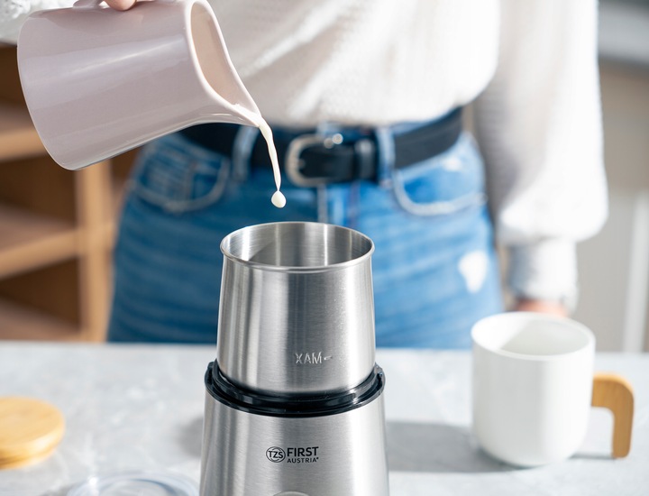Młynek do kawy i spieniacz do mleka First Austria