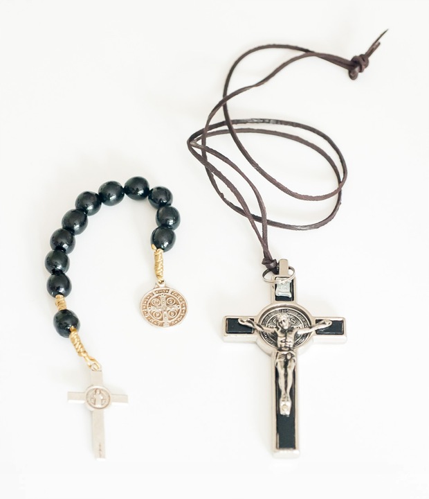 KRZYŻYK METALOWY CZARNY ŚW Benedykta 4,5 x 8cm /dziesiątka drewniana 2 w 1