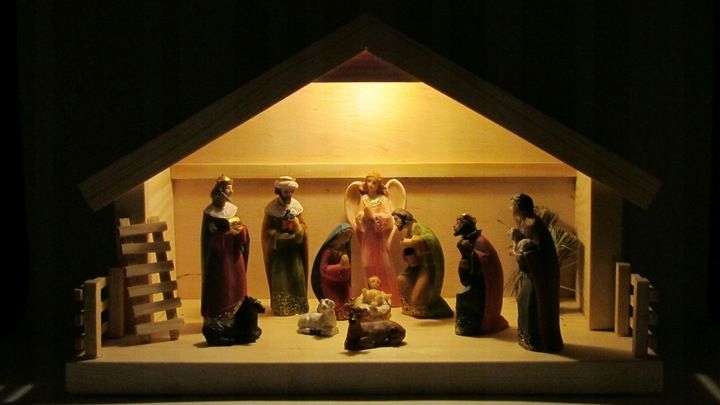 Szopka bożonarodzeniowa stajenka naturalna sosnowa +oświetlenie led 8-11cm