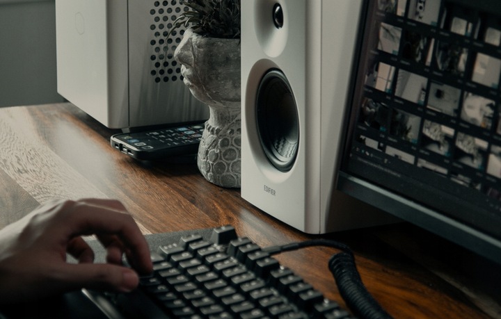 EDIFIER PROFESJONALNE GŁOŚNIKI MR4 ZESTAW AUDIO 2.0 42W ELEGANCKIE AUX