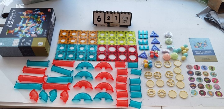 KLOCKI MAGNETYCZNE KONSTRUKCYJNE EDUKACYJNE ZESTAW 110EL PANELE 3D ŚWIECĄCY