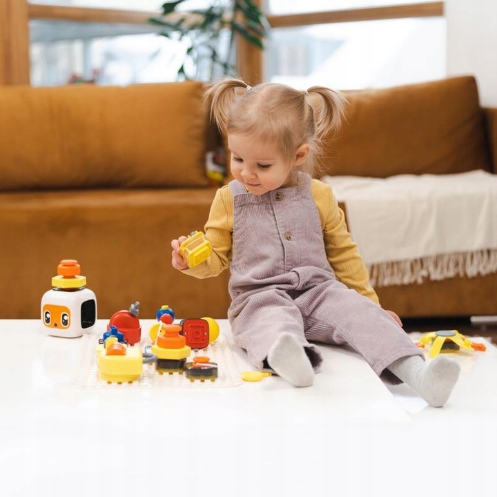 Tablica manipulacyjna z kostką i doczepianymi elementami 12 mies.+ TOPBRIGH