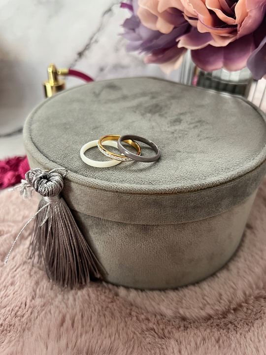 1519 Komplet 3 pierścionków ceramicznych CYRKONIE r 8/18mm sta