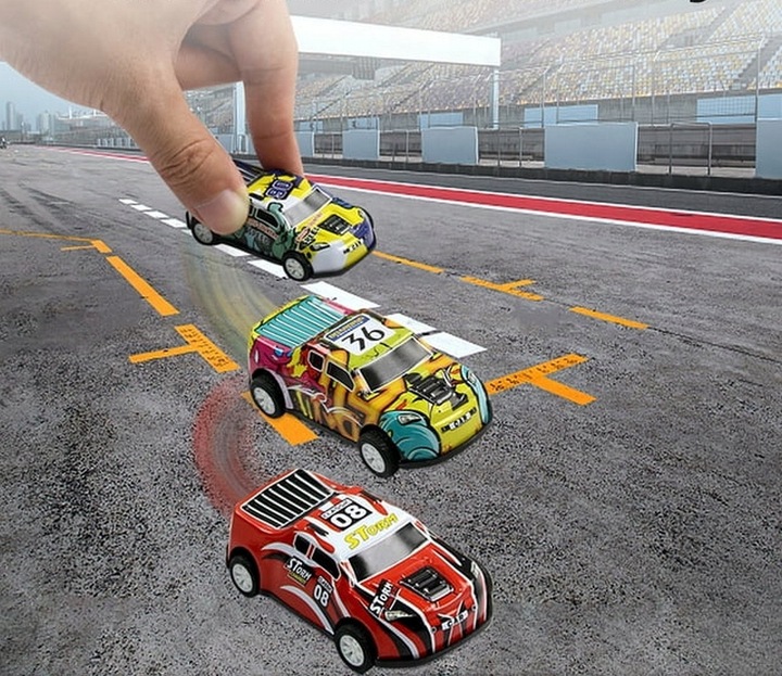 DUŻY ZESTAW SAMOCHODÓW METALOWE RESORAKI W WALIZCE AUTKA AUTKO Z NAPĘDEM