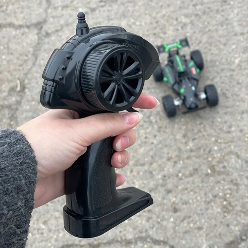 SAMOCHÓD KASKADERSKI TERENOWY STEROWANY NA PILOTA WYTRZYMAŁY ODWZOROWANY